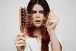 ریزش مو چیست و عوامل موثر بر آن کدامند؟